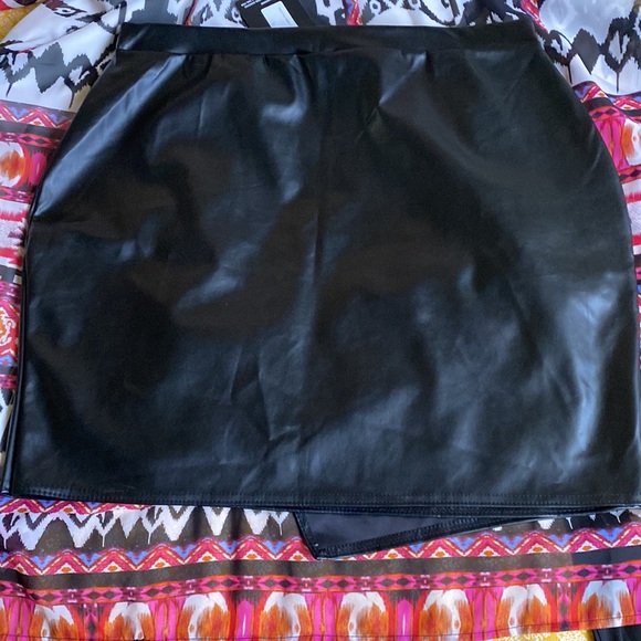 Pretty Little Thing Faux Leather Skirt - Picture 2 of 8